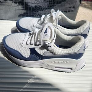 NIKE AIR MEN BRAND NEW SIZE 6